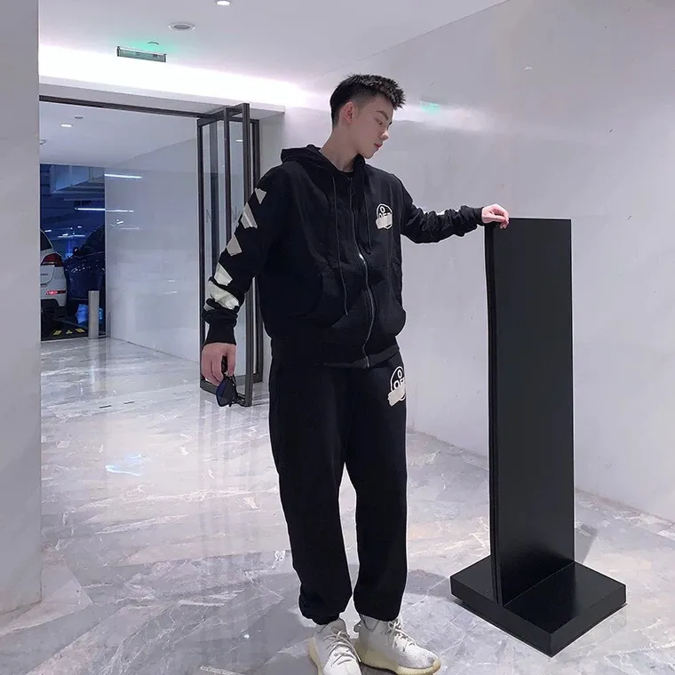 ♻️💯Refer to the model picture for the upper body❤️ The top tested version for spring and autumn OFF WHITE OW patch bronzing tape arrow sweatpants for men and women, the same style pure cotton loose trousers for men and women OW men's and women's loose leg-fitting sports casual pants, with anti-counterfeiting technology on the back, the real over-the-top version OW yellow glue, obvious signature, unique high street style! The stylized design is printed on a classic frame, and a layer of foundation-colored colloid with a graffiti effect is superimposed on the printing. It is visually very consistent with the theme, as if a layer of tape has been pasted, and the design is brilliant! Heavy, tougher and retro, the main elements are heavily engineered, the micro-profile version is suitable for both men and women, surrounded by more street-style inkjet elements, and the inkjet style of street graffiti is everywhere. The printing is done on a Japanese-owned Mimaki printing machine, with no edges or burrs. Inkjet heat transfer is hot-pressed and cold-teared, and the high temperature is 180 degrees. The front piece needs to be pressed twice (the second time requires 180kg of air pressure). The transparent fabric pattern is anti-scratch and ironing, and the printing does not fog up. The semi-transparent tape in the front circle can reveal the covered part of the printing below. The color of the golden printing on the tape is not a flat color, and the colors of the tape printing are different in depth. The wash label is also customized according to the original font from the company. The accessories still use the full line of correct accessories. The rectangular woven collar label design has canceled the previous three-dimensional silicone feel font and changed it to a fully woven collar label. You can see fluorescent fonts on the collar label. The five-link silicone hang tag, the three-link washable label and the zebra crossing packaging line are still the same. Size chart Hips 56, recommended 120-150 catties M pants length 104 waist 80 hips 58 recommended 150-170 catties L pants length 106 waist 82 hips 60 recommended 170-190 catties (the waist is elastic and can be enlarged) Color: Black White P: 360